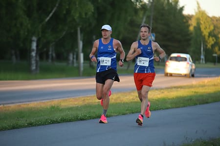 SJ2023_0068 Ville Tuominen ja Mikko Sallinen Suomi-Juoksussa 2023 (kuva Jari Tomppo)